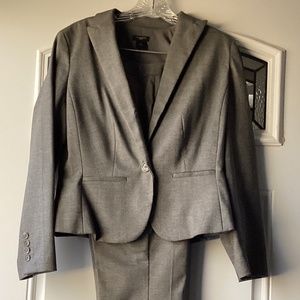 NWOT! ANN TAYLOR 2 Pc lined gray suit, women’s.  Size 8P blazer, 6P pants